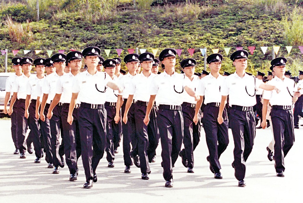 入境處助理處長（簽證及政策）程和木（第二排中間）九七年和其他學員參加結業會操，可見他昂首挺胸，精神抖擻。