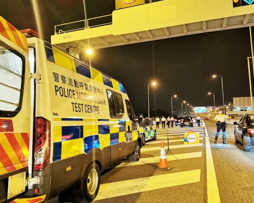 警方采取行动。