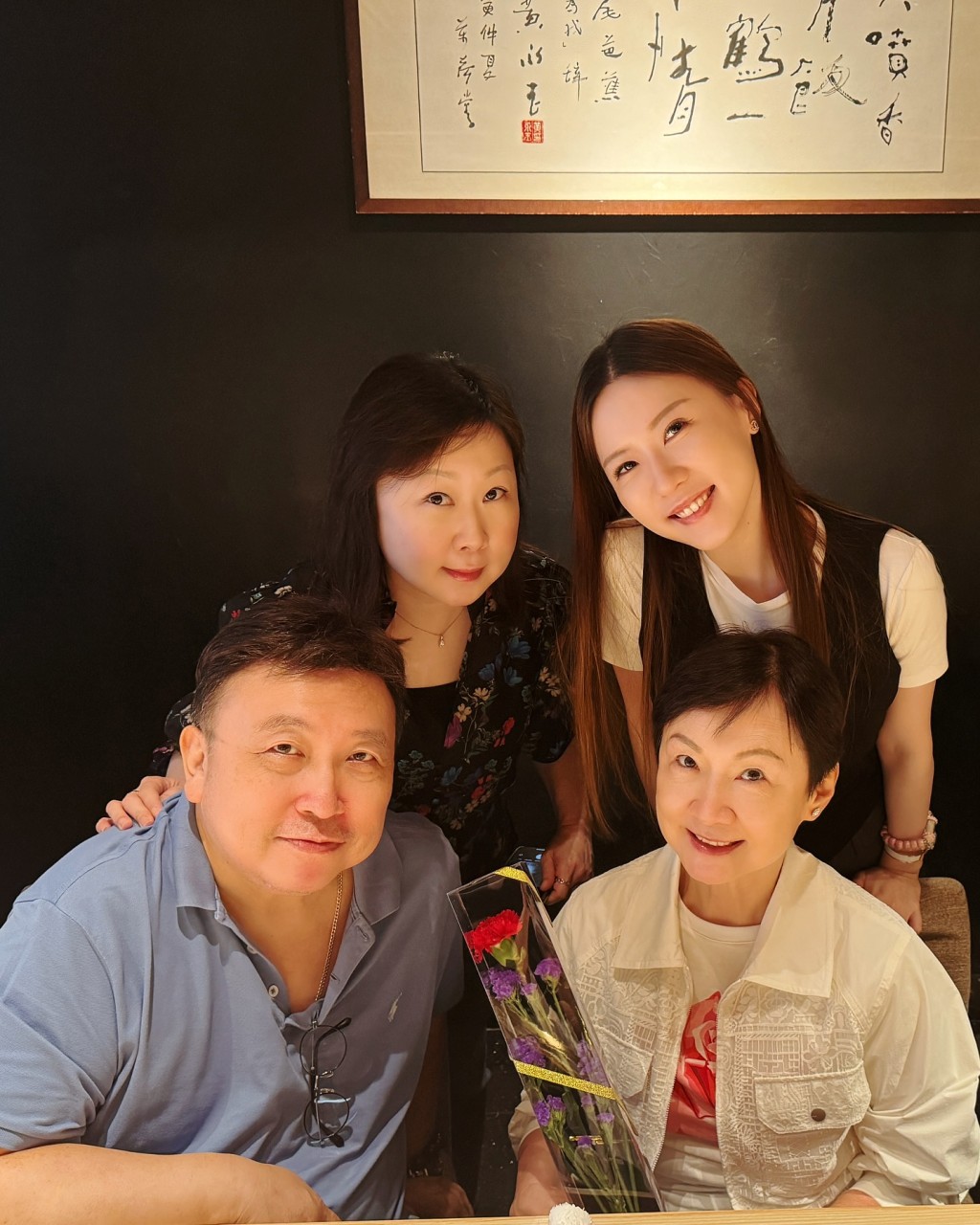 王晶女兒於IG分享為媽媽慶祝母親節的照片。