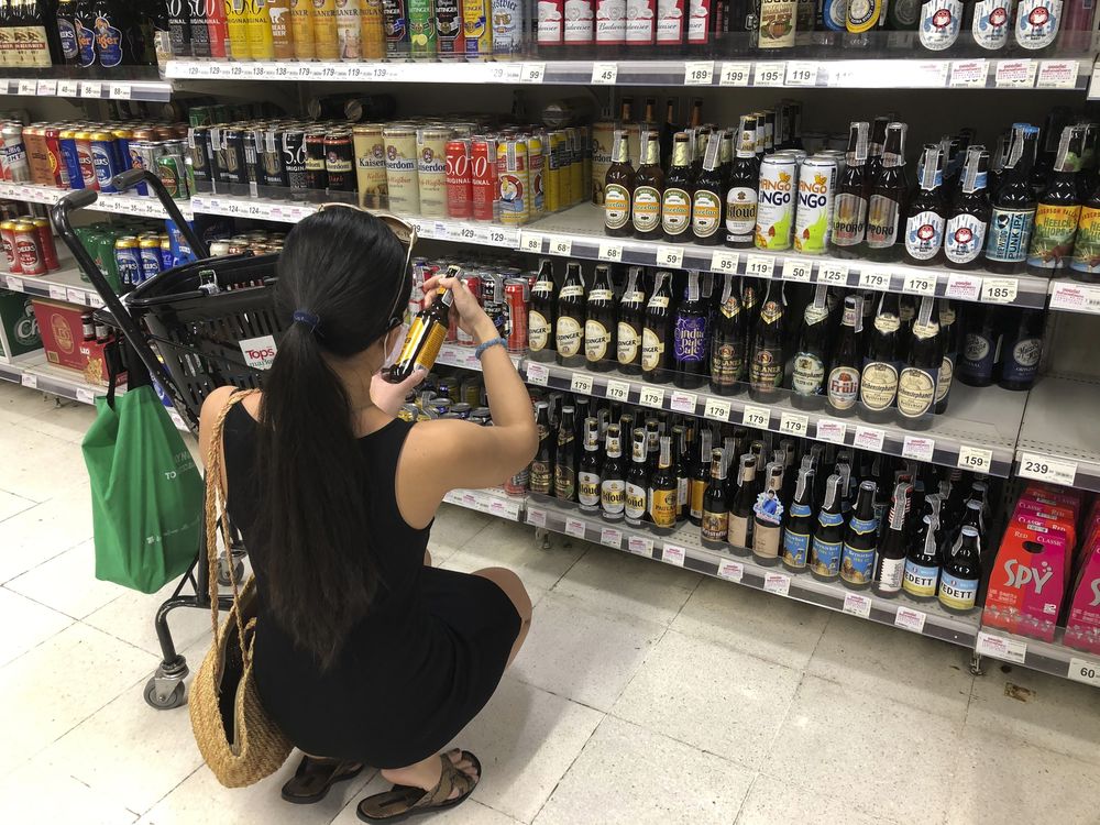 民眾紛紛選購酒精飲品。AP