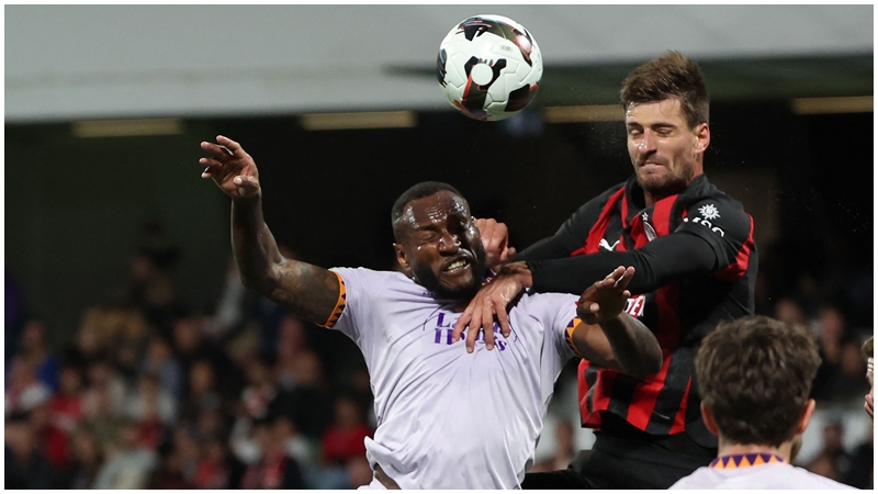 拜仁卡爾達（左）非常擅長爭奪。AFP