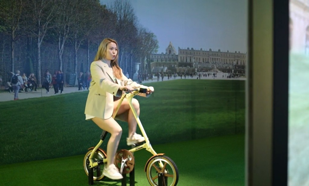 第四站「凡爾賽宮之自然景觀」 可以踏著單車點選凡爾賽宮內不同的場景，像置身園景中