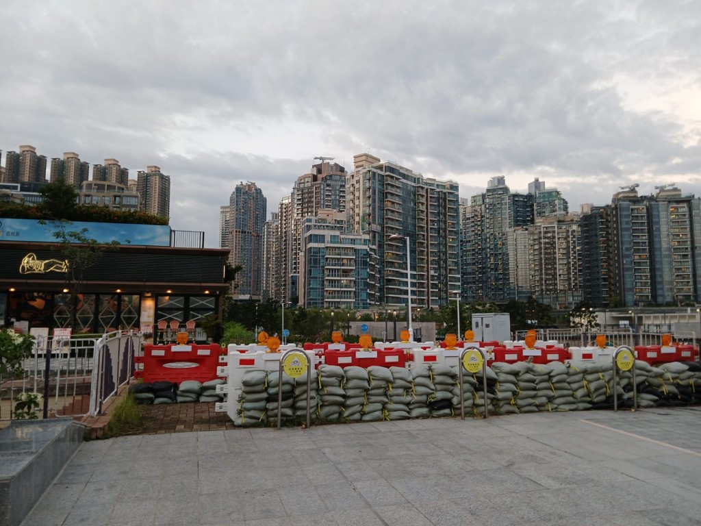 為應對可能出現的水浸，渠務署及土木工 程拓展署已就較高風險的沿岸低窪或當風 住宅地區作出水浸風險評估，並提醒市民 亦應特別留意越堤浪帶來的風險，例如杏 花邨、將軍澳南等沿岸地區。