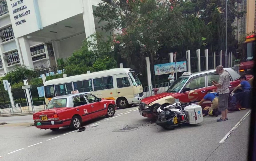 荃湾大窝口道发生电自行车与的士相撞意外。 fb： 葵盛社区事务关注组 