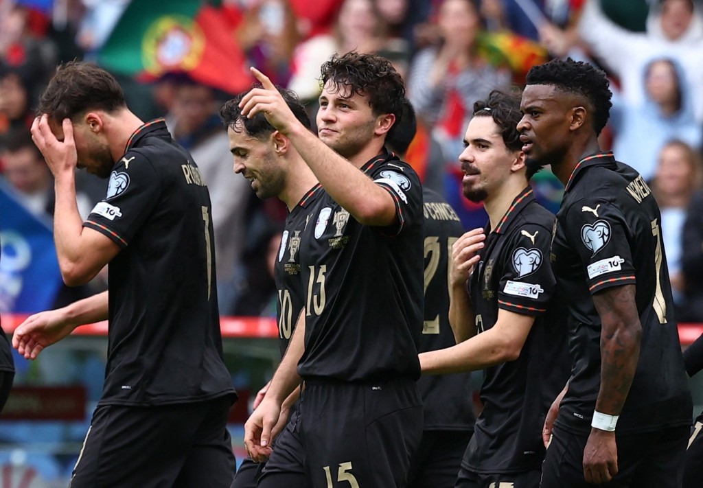 祖奧尼維斯同樣「戴帽」。路透社