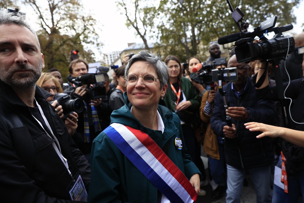 法国副手桑德琳·卢梭 (Sandrine Rousseau) 加入了这场抗议游行的行列。AP