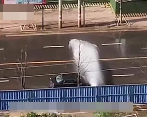 江西消防龍頭爆裂狂噴水柱。網圖