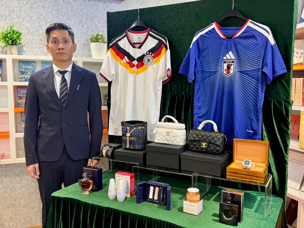 海关版权及商标科技罪案调查组指挥官吴家俊指出,海关会严厉打击世界杯相关侵权活动。 麦键泷摄 海关版权及商标科技罪案调查组指挥官吴家俊指出,海关会严厉打击世界杯相关侵权活动。 麦键泷摄
