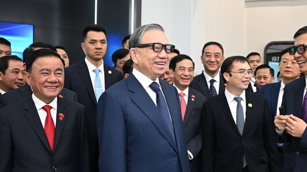 蘇林在中國-東盟國家人工智能應用合作中心試戴一款AI翻譯提詞眼鏡。 新華社