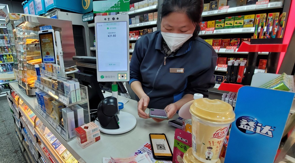 深圳福田口岸附近便利店職員替港人充值微信錢包。 李建人攝