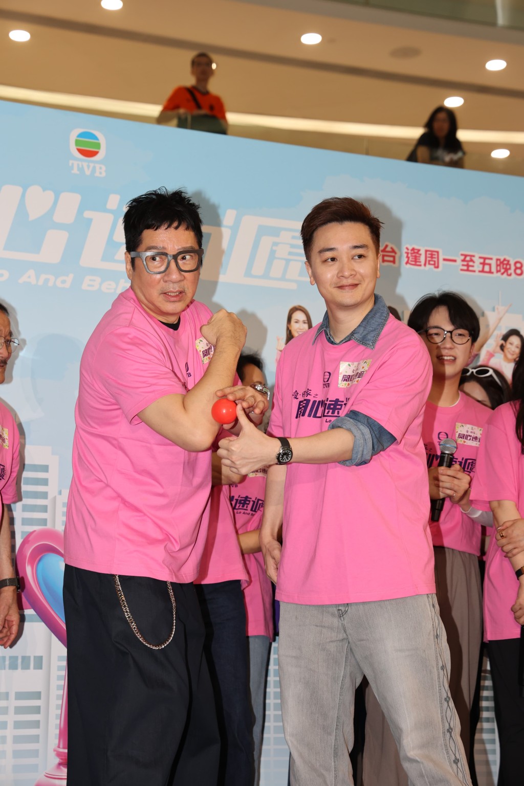 台上玩運球遊戲，以及大派康乃馨給現場觀眾。