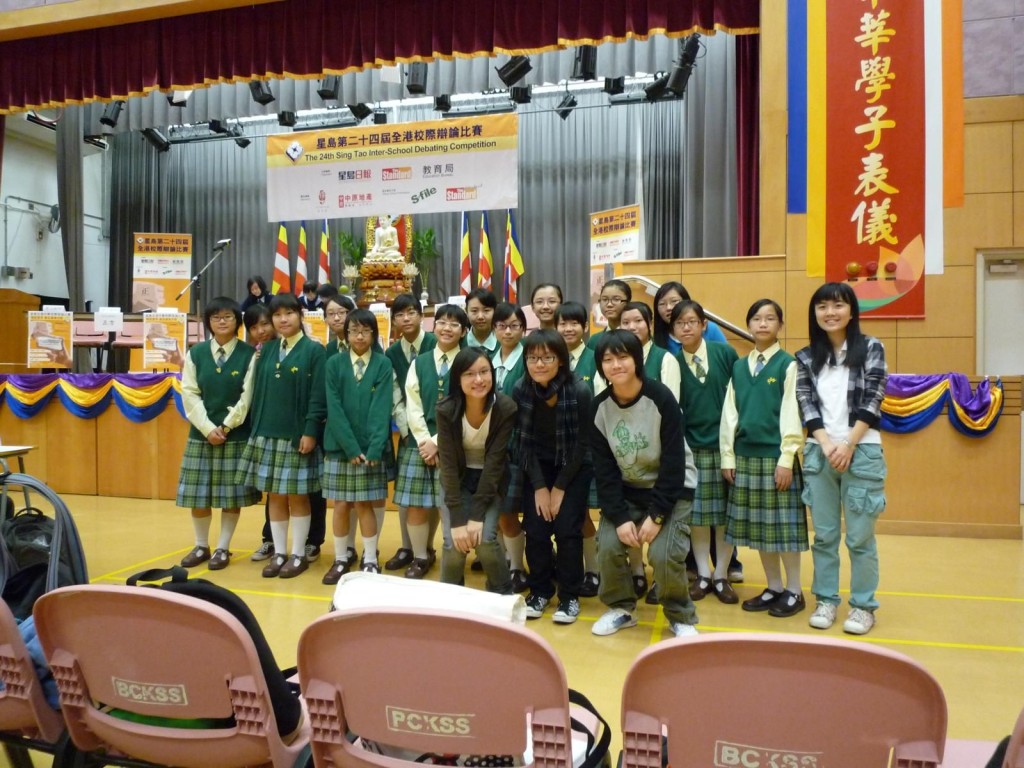 商业电台DJ阿正（前右一）曾是辩论队成员，图为她到星岛辩论赛现场，为师妹打气。(图片由学校提供)