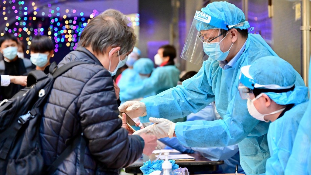 居民接受檢測。