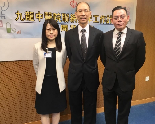 吳文建(右)指女病人求診比例較多,故新措施以此為主。