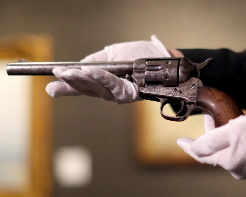 手槍以破紀錄價成交。路透社圖片