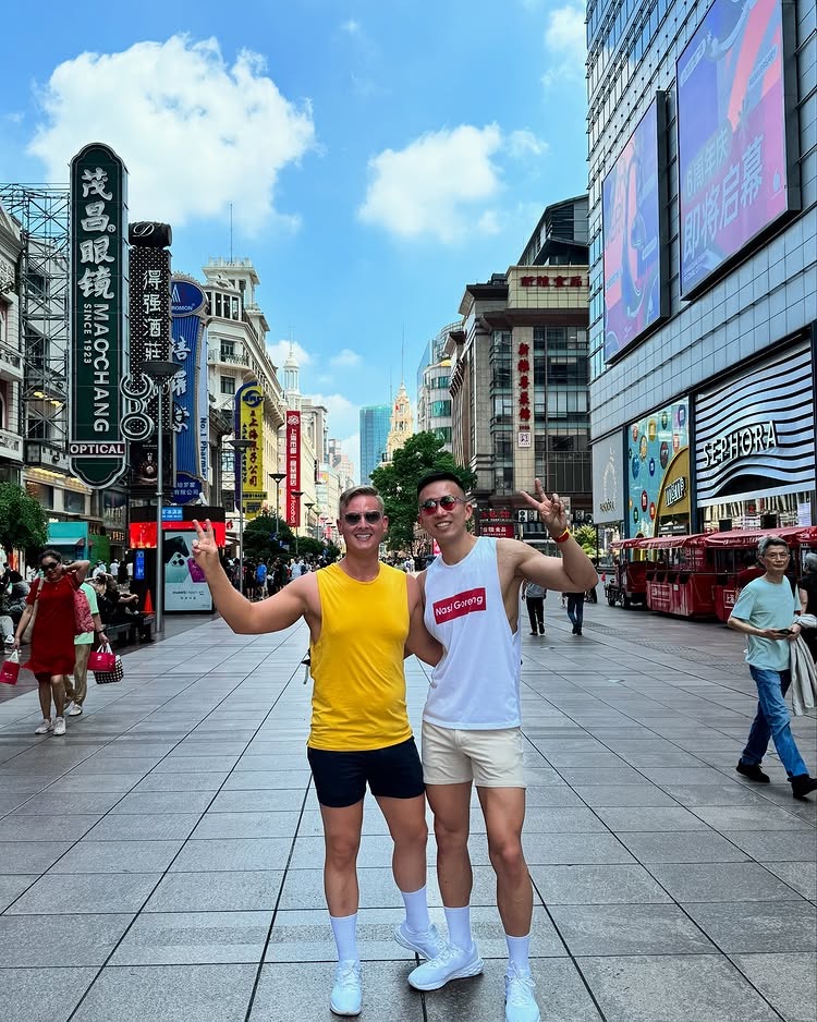 福布斯（Callum Forbes）與曹男周遊列國，曾在社交媒體分享合照曬幸福。 @cheerscallum / Threads