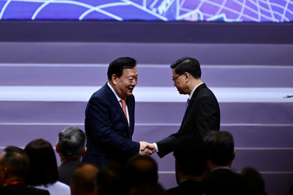 夏寶龍與李家超握手。蘇正謙攝 夏寶龍與李家超握手。蘇正謙攝