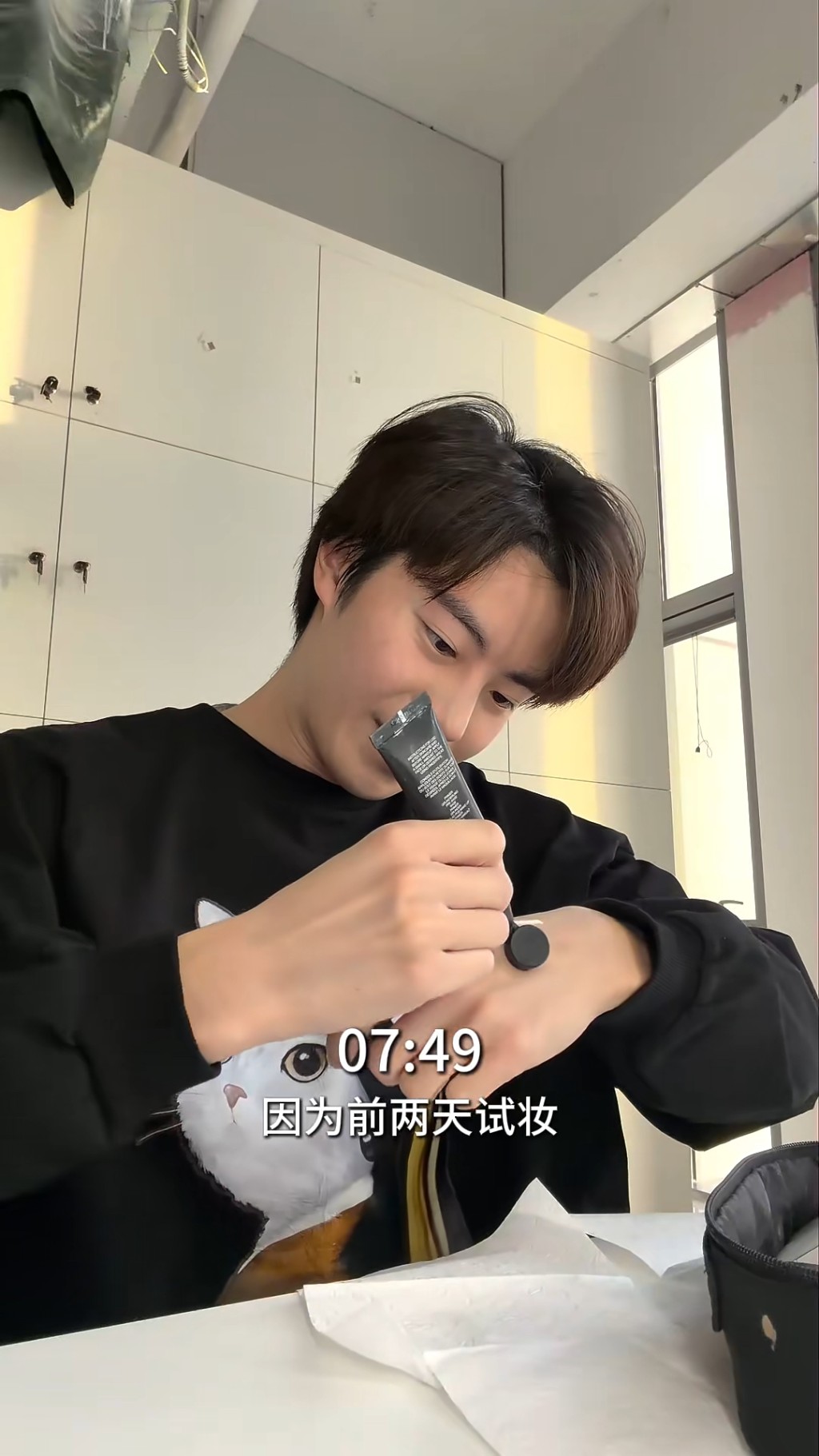 林正峰自己化妝。