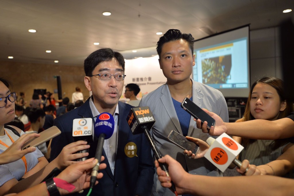 高永文（左）强调，任何下一步的工作考虑，都要确保不会影响临床工作，并确保病人获得延续性的医疗照顾。