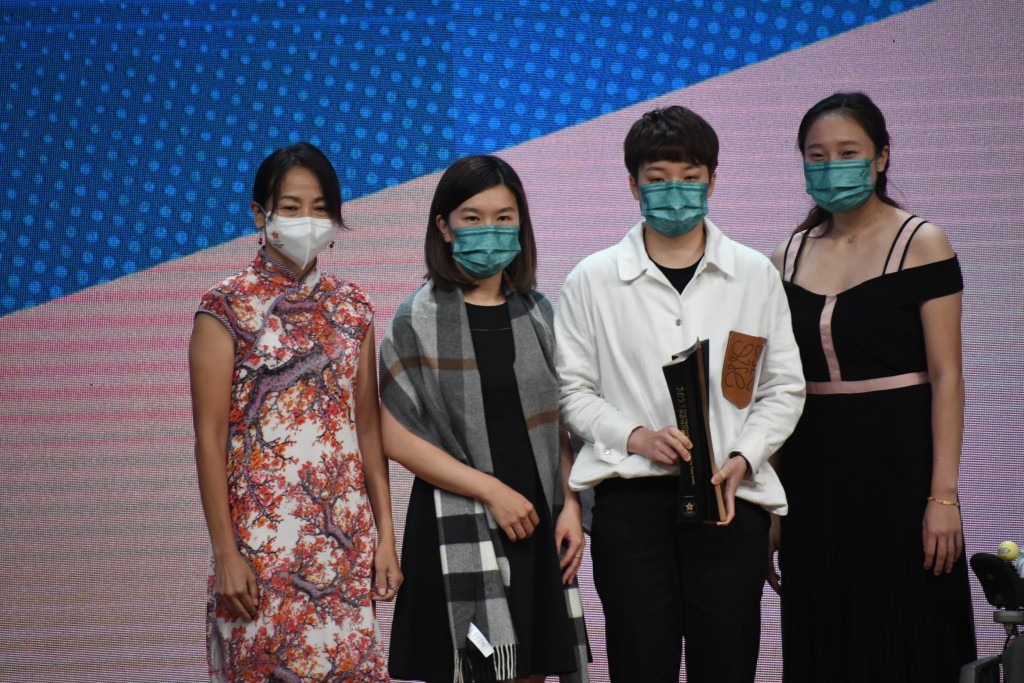 李皓晴(左2起)、杜凯琹及苏慧音当选最佳运动组合之一。 本报记者摄