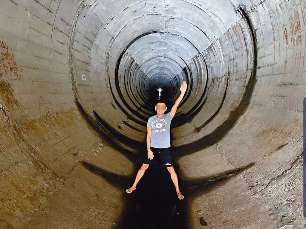 有人闖入疑為防空洞或排洪渠拍照,狀甚興奮。