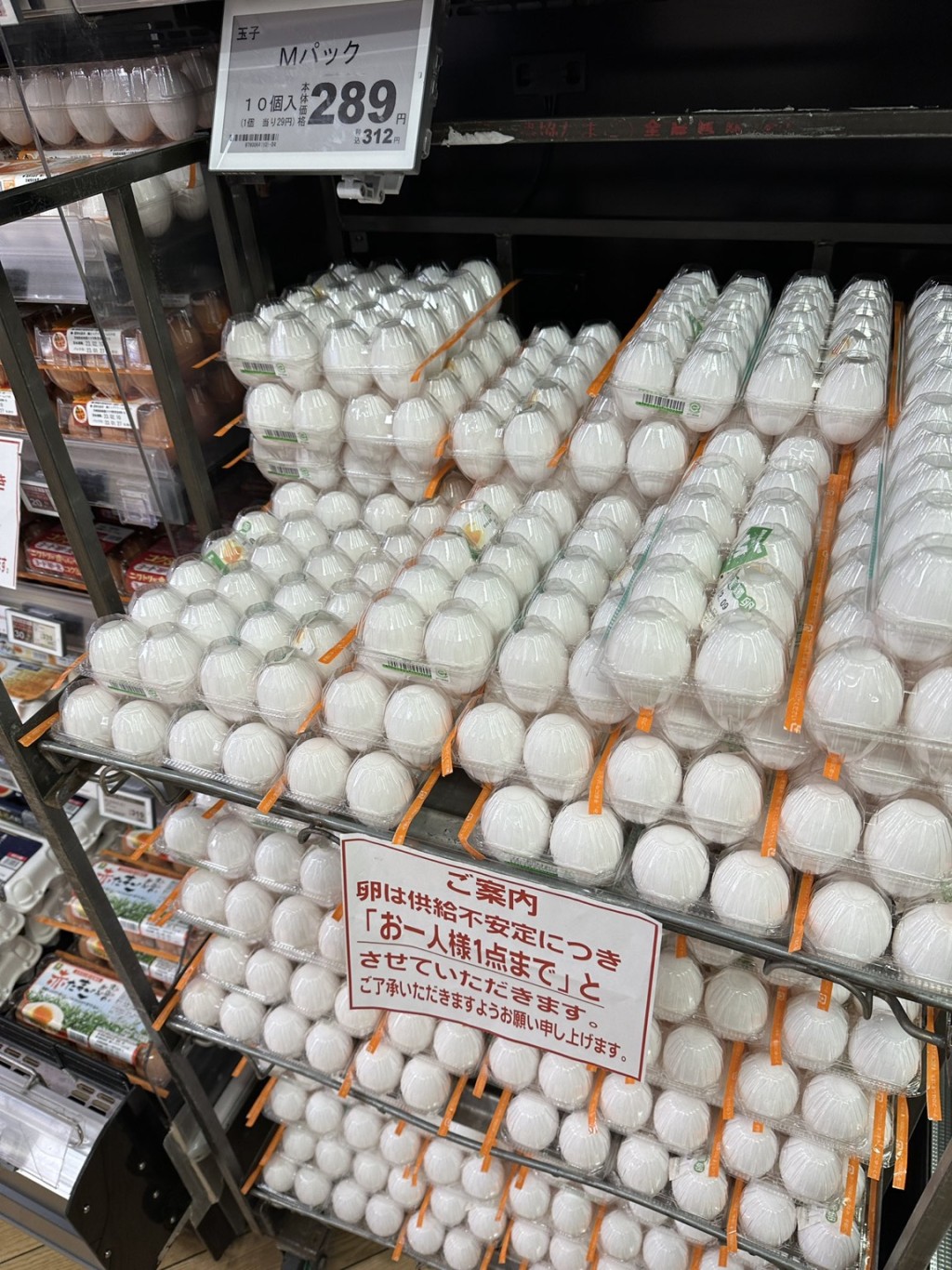 有商店限每人購買一排雞蛋。 網上圖片