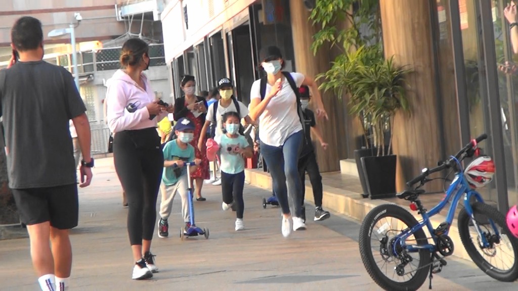 陪仔女玩完,Aimee又帶頭跑去商場,3位小朋友都追唔上媽咪,工人姐姐索性放棄慢行。
