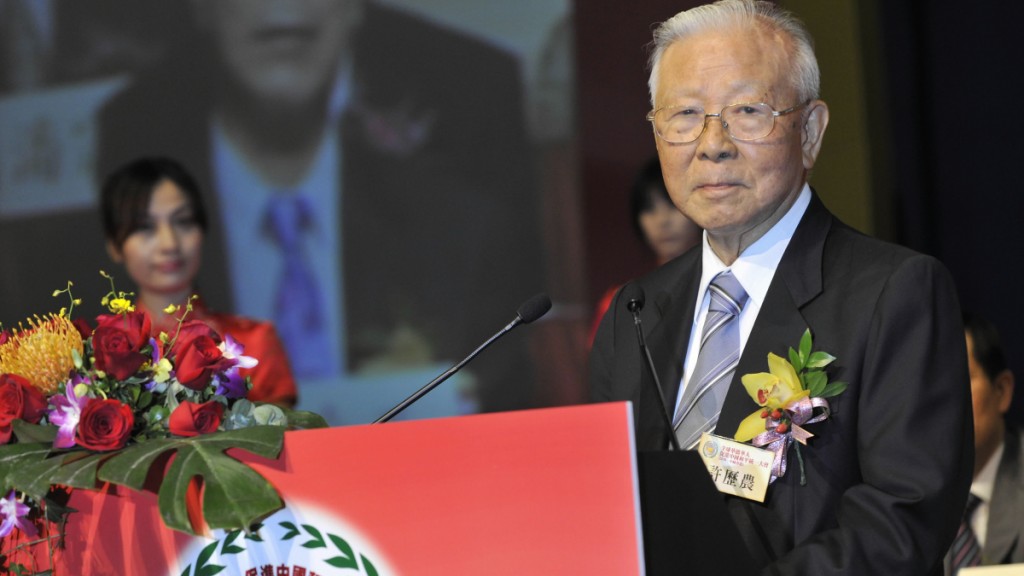 2010年9月,許歷農出席在香港舉行的全球華僑華人促進中國和平統一大會。新華社