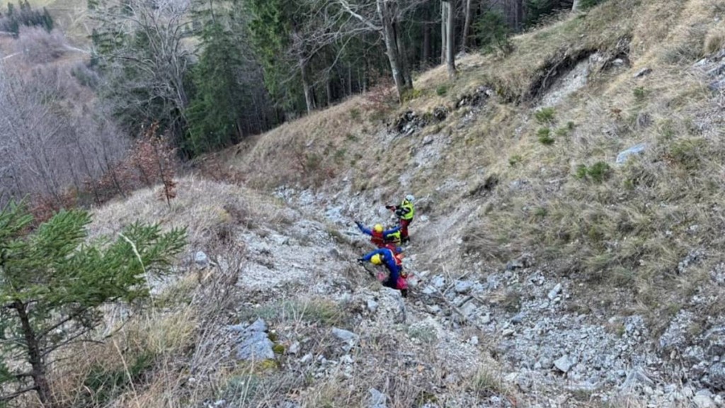 8名缺乏正确装备的中国游客，在德国登山时受困遇险。Bergwacht Schliersee