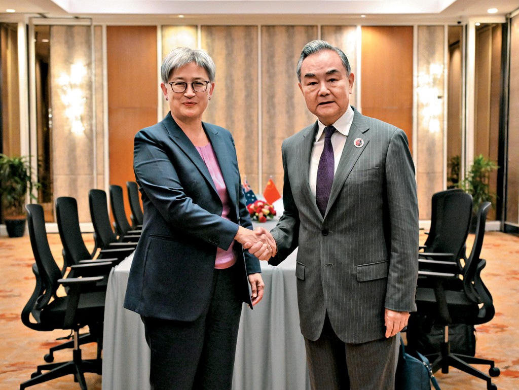 王毅去年7月在吉隆坡會見黃英賢。