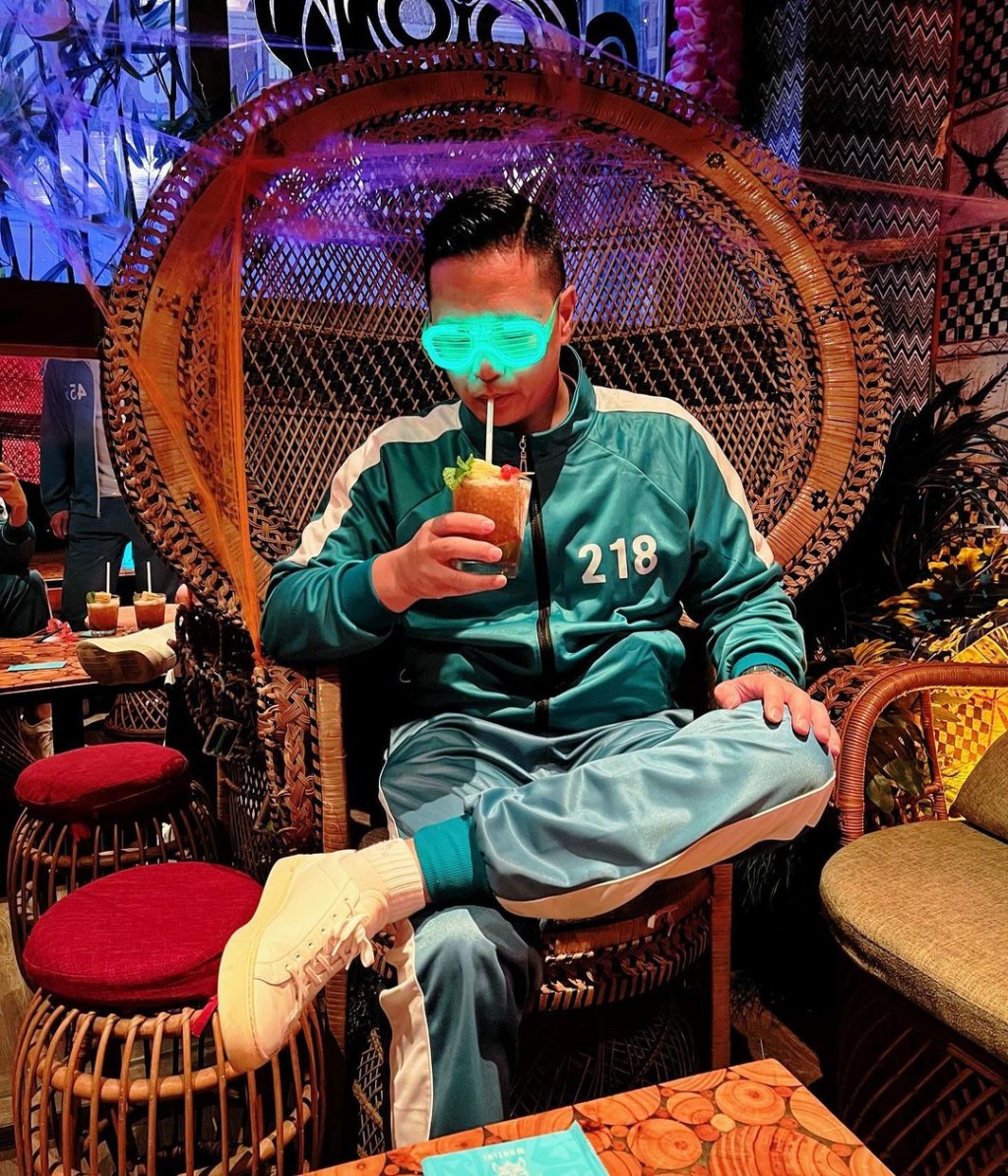 連胡杏兒老公Philip都穿上《魷魚遊戲》的運動衣飲嘢。