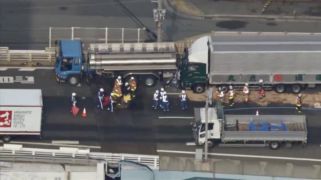 私家车被夹在油罐车和货柜车中间。 NHK截图