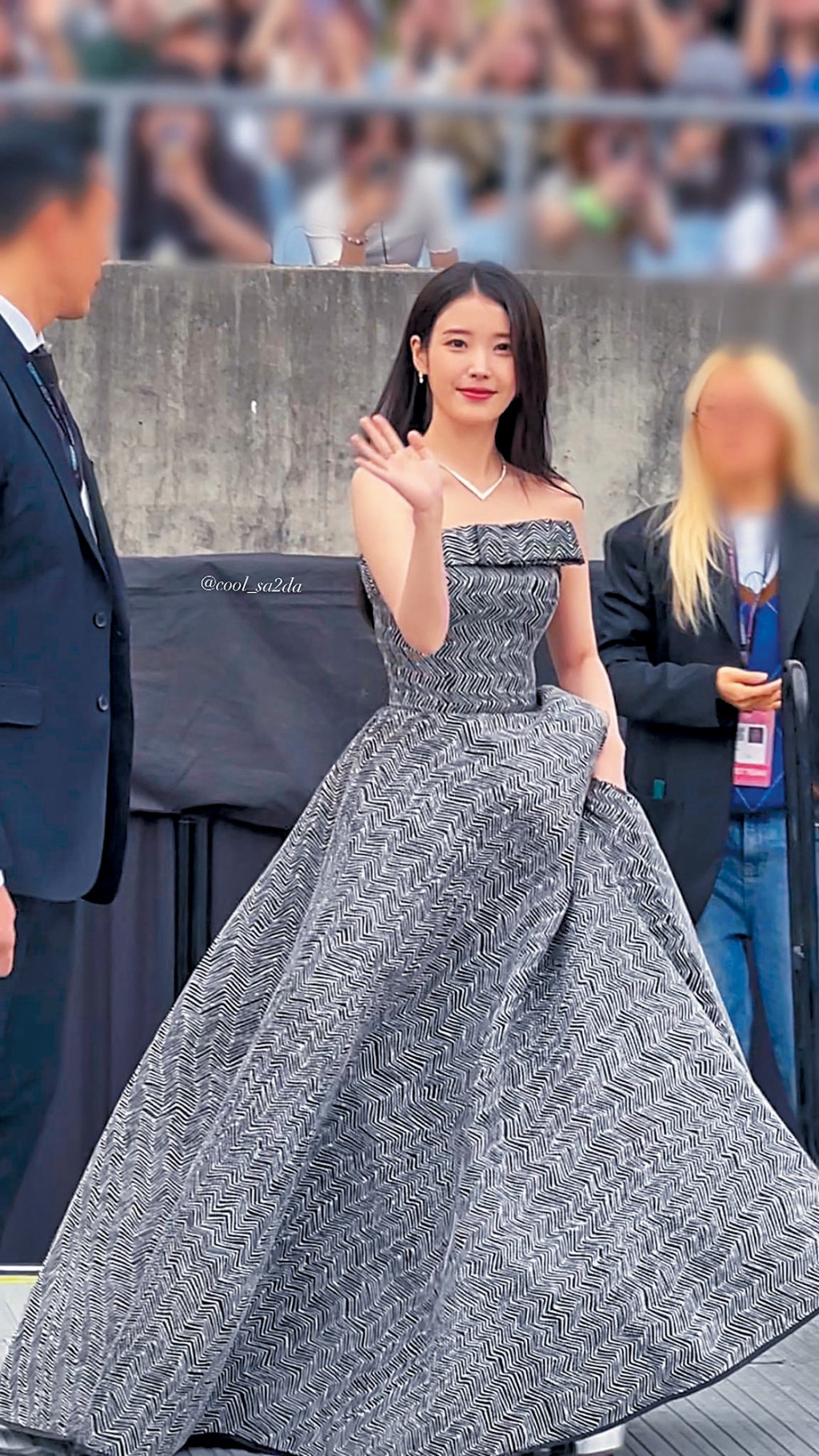 穿着黑白圖案晚裝的IU，如仙女下凡般現身高雄世運主場館。