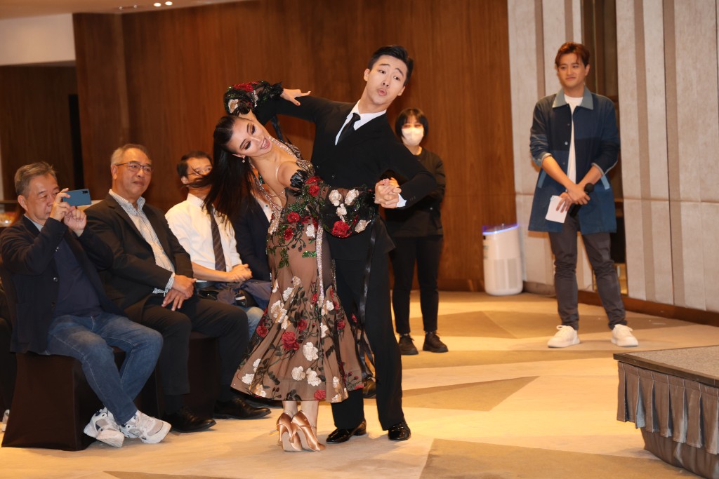 廖啟森、廖雲軒在記者會中表演標準舞