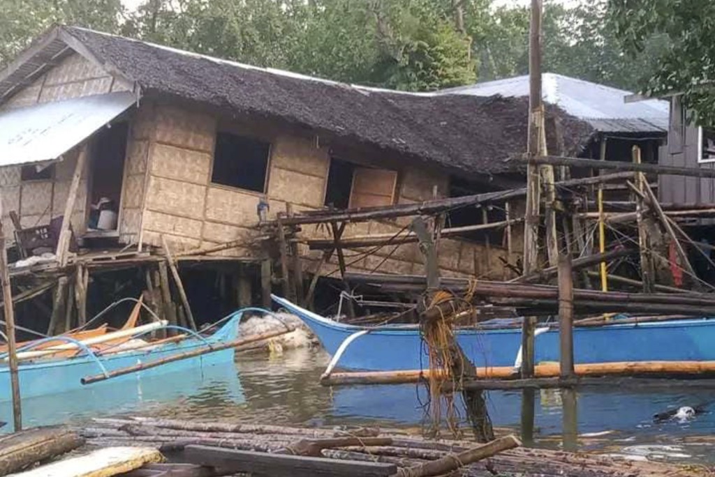 菲律賓南部蘇里高省海納圖安鎮發生地震，一棟受損房屋。 AP