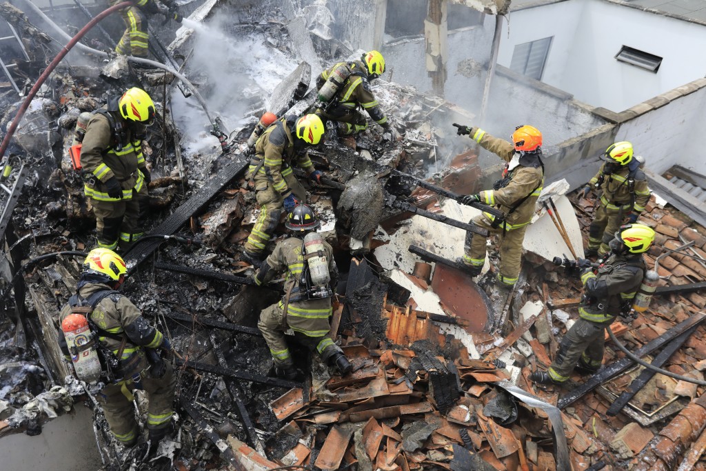 一架载有8人的小型飞机坠毁在国内第二大城美德殷。AP