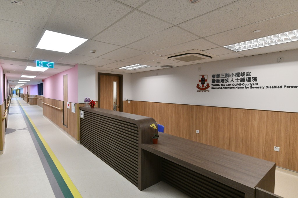 小欖綜合康復服務大樓分高低兩座，分別由香港耀能協會、東華三院及新生精神康復會營運。