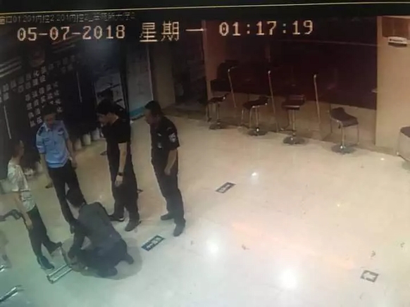 一整箱金錢留在酒吧。