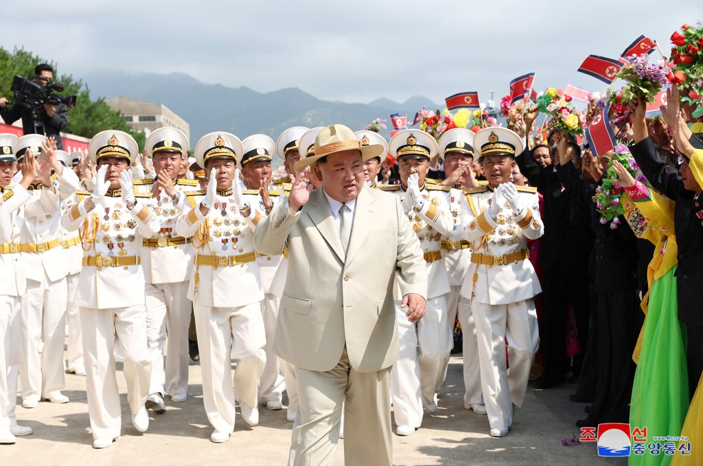 金正恩視察正在為試航進行出港準備的戰術核攻擊潛艇。路透社