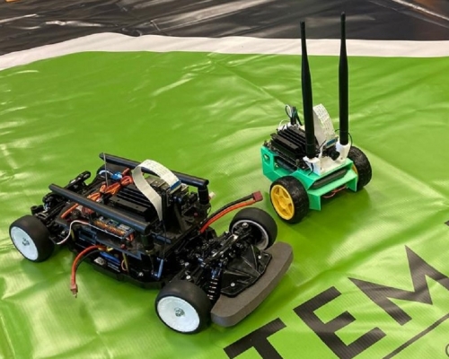 賽事的初級及高級組，分別以「JetBot」（右）及「JetRacer」的自動人工智能賽車，透過編程「學習」跟隨道路高速移動。　網上圖片