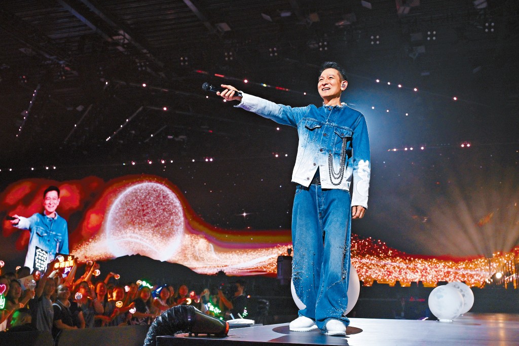 劉德華在「華仔天地」專屬演唱會中與歌迷大合唱。