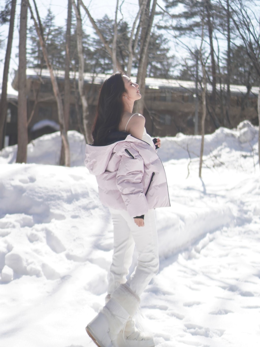 何依婷的雪地背景，俘虜無數粉絲。