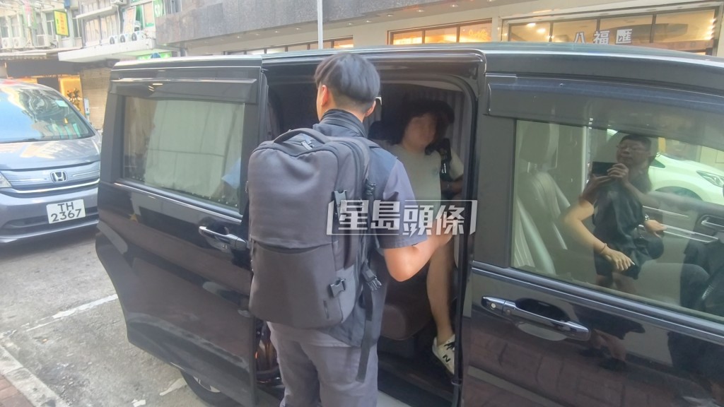 鄧浩榮由警方國安處人員帶上車。 鄧浩榮由警方國安處人員帶上車。