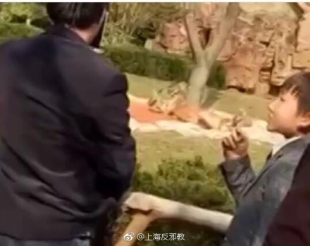 身旁有人出手阻止，但他竟一句回應「難得來一趟」。