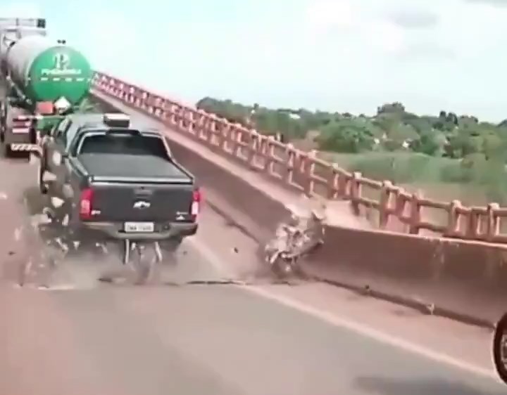 行车记录仪拍下大桥断塌的一刻。X@République 行车记录仪拍下大桥断塌的一刻。X@République