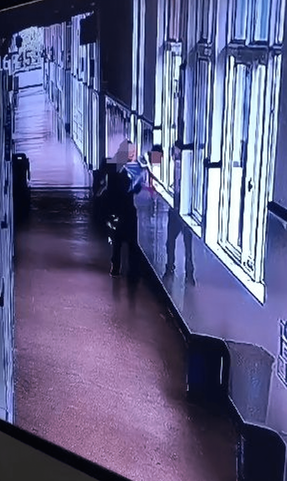 浙江教師抱小學生到3樓窗口威脅「掟落樓」 。 浙江教師抱小學生到3樓窗口威脅「掟落樓」 。