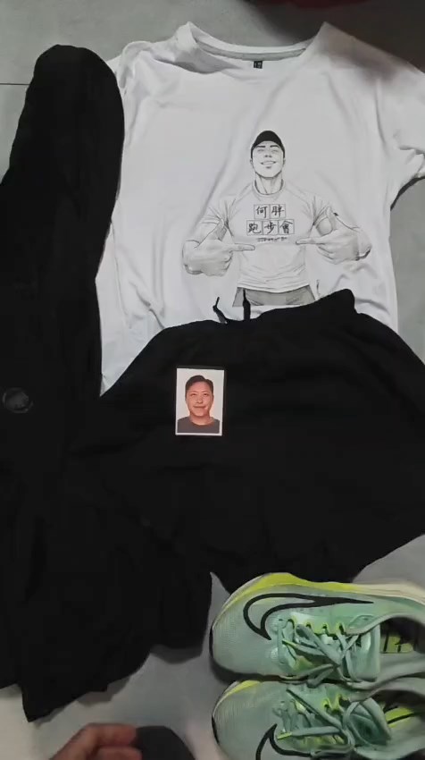 同袍帶同何偉豪的照片參加半馬賽事。