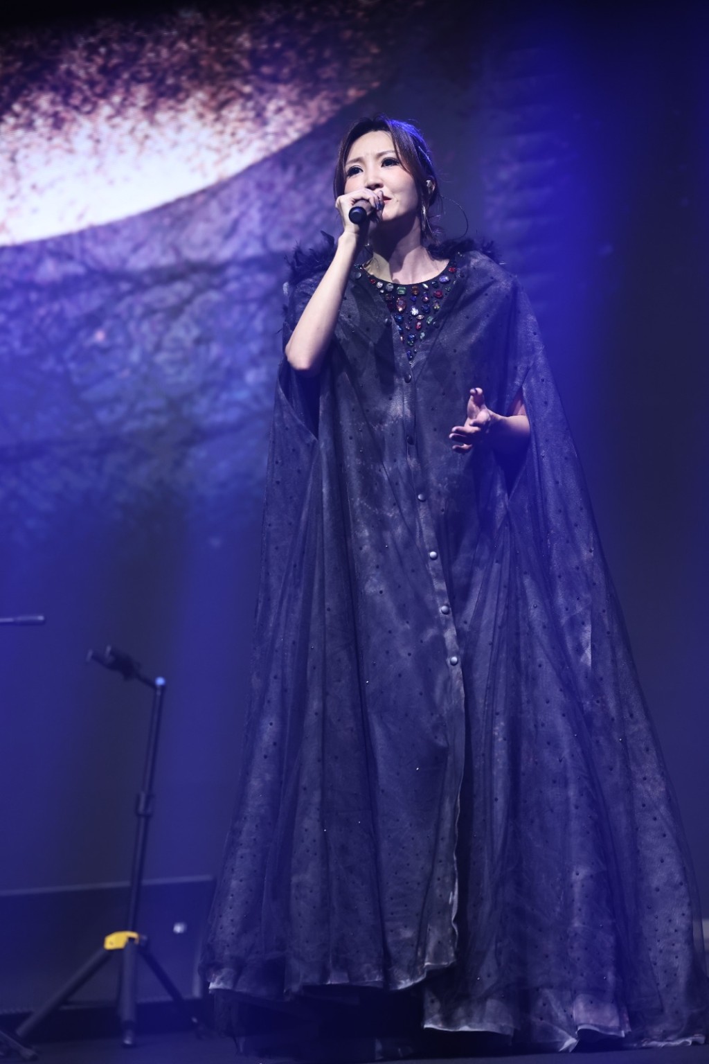 吳若希唱《感激跟你能夠遇見》。