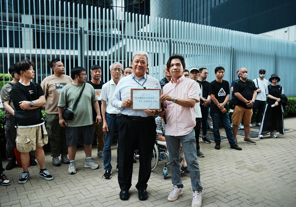 5月16日,約40名的士車主到政總請願。 5月16日,約40名的士車主到政總請願。