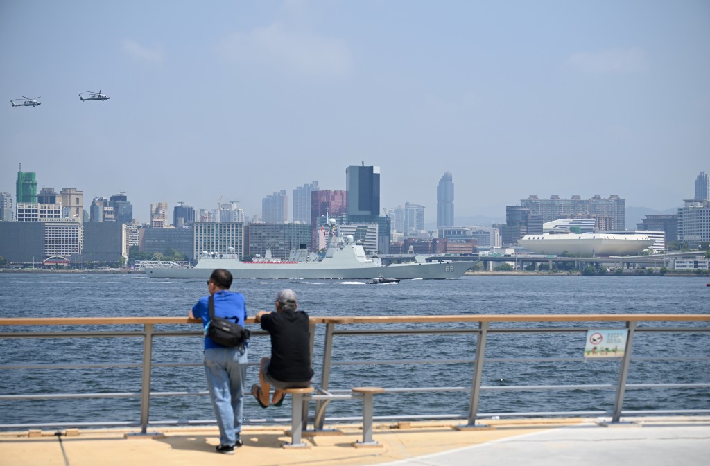 山東艦航母編隊訪港4日完結離港,市民於北角東岸公園歡送情況。蘇正謙攝 山東艦航母編隊訪港4日完結離港,市民於北角東岸公園歡送情況。蘇正謙攝